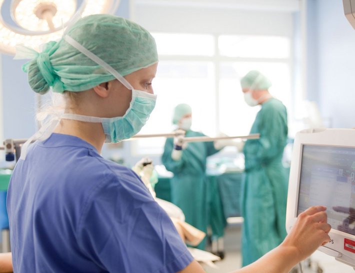 Operation (Foto: Carolin Jacklin) OP-Kräfte und Ärzte bereiten sich auf eine Operation vor.