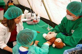Die Teddy-Docs erklären den Vorschulkindern was bei einer Operation passiert.