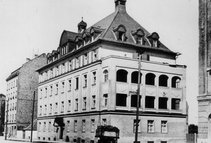 Mutterhaus (Orden der Blauen Schwestern der Heiligen Elisabeth) Das ist eine alte schwarz weiß Aufnahme eines großen Gebäudes