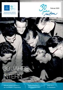 In dieser Ausgabe sind sieben junge Männer auf dem Titelbild zu sehen, die ihre volle Aufmerksamkeit der Lektüre vor ihnen widmen.