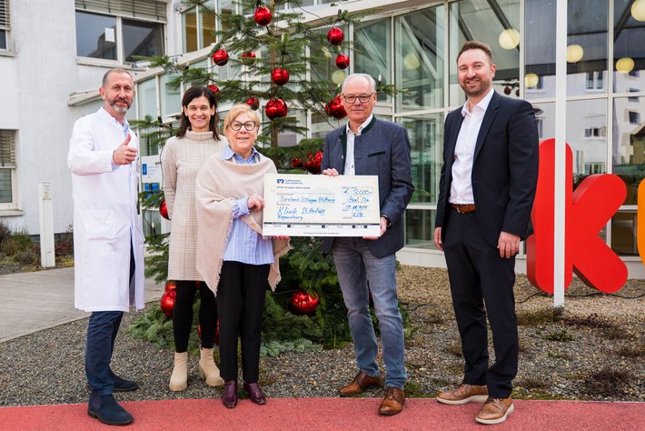 Spendenübergabe Dillinger Stiftung (Foto: Sarah Tümmler) Spendenübergabe mit sechs Personen