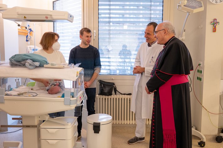Bischofbesuch zum Weltfrühgeborenentag (Foto: Sarah Tümmler) Bischofbesuch zum Weltfrühgeborenentag