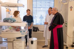 Bischofbesuch zum Weltfrühgeborenentag (Foto: Sarah Tümmler) Bischofbesuch zum Weltfrühgeborenentag