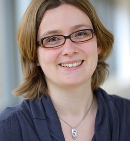 Franziska Schiegl (Foto: altrofoto.de) Portrait von Franziska Schiegl, Mitarbeiterin Marketing und Öffentlichkeitsarbeit