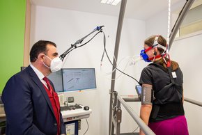 Beim Belastungstest in der Klinik St. Hedwig: v. r. Patientin Lisa (Name geändert), Gesundheitsminister Klaus Holetschek – erst lange nach der Infektion mit COVID-19 zeigte sich, dass Lisa beim Sport Atemnot bekommt und typische Symptome des Post-COVID