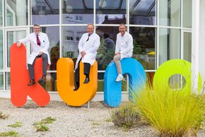 Professor Kabesch, Professor Stehr und Privatdozent Dr. Schäfer vor der KUNO Klinik St. Hedwig in Regensburg (Julia Gergovich-Klein.) Gemeinsam für die zukunftssichere Versorgung von Kindern und Jugendlichen in Ostbayern. V.r.n.l.: Professor Michael Kabesch, Professor Maximilian Stehr und Privatdozent Dr. Frank-Mattias Schäfer (Foto: Julia Gergovich-Klein).