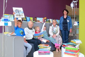 Bücherspende Altbürgermeisterin Hildegard Anke (Foto: Krankenhaus Barmherzige Brüder Regensburg) Bild: V.l.n.r.: Lukas (9), Altbürgermeisterin Hildegard Anke, Viola (3), Isabella (6), Geschäftsführerin Sabine Beiser, Stationsleiterin Monika Franz.