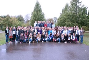 Berufsschüler 2015 (Krankenhaus Barmherzige Brüder Regensburg) Man sieht 104 Schüler und Schülerinnen auf einem Hof, im Hintergrund Bäume.