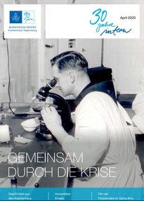 Unser aktuelles Titelbild der intern April 2020 zeigt einen Mitarbeiter der Barmherzigen Brüder bei der Arbeit am Mikroskop. Dieses wurde im 17. Jahrhundert erfunden und bietet seither Einblicke in eine bis dahin unbekannte Welt von Bakterien, Mikroorganismen und vielem mehr. Das hat sich bis heute nicht geändert. Die Weiterentwicklung zu hochmodernen Geräten hilft noch immer, Neues zu entdecken und Unbekanntes zu verstehen. Sie ermöglichen es, kleinste Viren wie aktuell das Corona-Virus nachzuweisen.