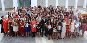 Die 75 Absolventen der Berufsfachschulen der Barmherzigen Brüder Regensburg zusammen mit Vertretern des Ordens, des Krankenhauses und der Schulen.