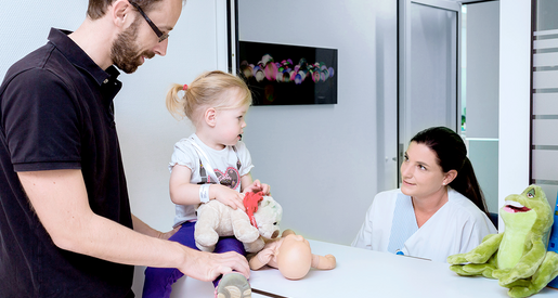 Pflegerin an der Patientenaufnahme (Foto: Paul Mazurek) Patientenaufnahmen: Ein Vater bringt sein kleines Mädchen in die Klinik.
