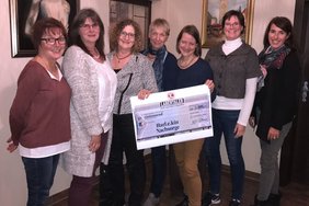Spende Labertaler (Krankenhaus Barmherzige Brüder Regensburg) Es sind 6 Frauen abgebildet, die sich über den Scheck freuen.