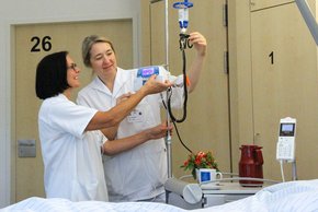Wiedereinstieg in die Pflege (Foto: Bianca Dotzer | Krankenhaus Barmherzige Brüder Regensburg)