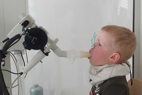 Der Lungenfunktionstest ist für Vinzenz mittlerweile Routine. 