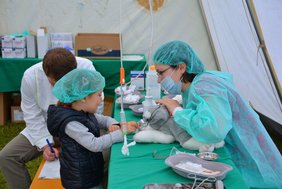 Die Teddy-Docs erklären den Vorschulkindern was bei einer Operation passiert.