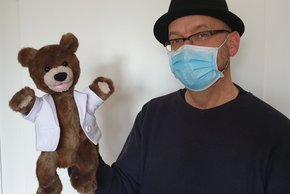 Krebeki Hubert Treml spricht Dr. Teddy (Foto: Thomas Harmsen)