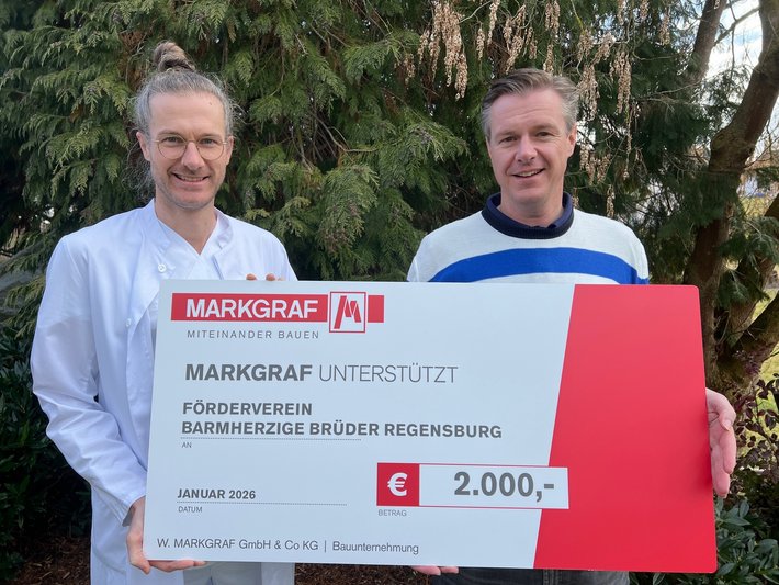 Von Bruder zu Bruder: Andreas Leister (im Bild rechts), übergibt die Spende im Namen der Bauunternehmung MARKGRAF an seinen Bruder Dr. Johannes Leister, der sie für die kleinen Patientinnen und Patienten in der KUNO Klinik St. Hedwig entgegen nimmt.