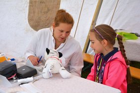 Die Teddy-Docs erklären den Vorschulkindern was Ihrem "Haustier" fehlt.