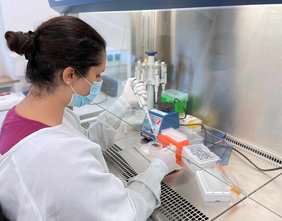 Mitarbeiterin im Labor von WICOVIR