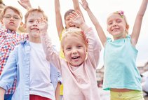 Kinder (Foto: iStock - mediaphotos) Kinder hüpfen fröhlich in die Lust