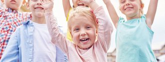 Kinder (Foto: iStock - mediaphotos) Kinder hüpfen fröhlich in die Lust