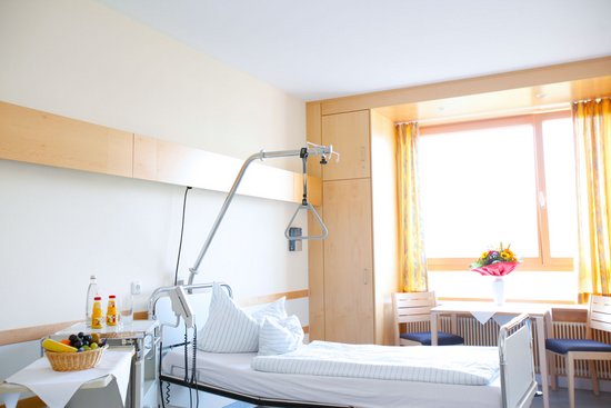 Abbildung Patientenzimmer: Bei der Wahlleitung  „Ein- oder Zweibettzimmer“ stehen Patienten besondere Zusatzservices zur Verfügung.