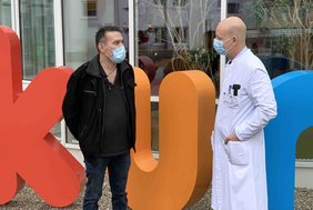 Thomas Schiekofer mit Isatous behandelndem Arzt Dr. Christian Knorr (Foto: Stephanie Tschautscher)