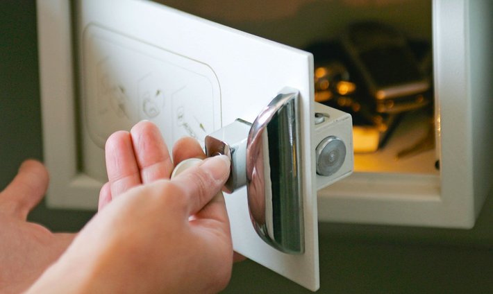Safe (Foto: altrofoto.de) Für kleinere Wertsachen wie Schlüssel oder Geldbeträge steht Ihnen auf Ihrem Zimmer kostenlos ein Safe zur Verfügung. Den Schlüssel können Sie vor einer Operation oder einer längeren Untersuchung im Stationssafe hinterlegen. Größere Wertsachen wie Schmuck können Sie auch bei der Pforte im Zentraltresor hinterlegen.