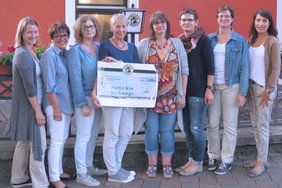 Spende Röhrl Labertaler (Krankenhaus Barmherzige Brüder Regensburg) Auf dem Foto sieht man die Spendenübergabe. Insgesamt sind 8 Frauen zu sehen. Die vierte Frau von links hält den Scheck in den Händen.