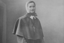 Gründerin (Orden der Blauen Schwestern der Heiligen Elisabeth) Dies ist eine alte schwarz weiß Aufnahme, die Gründerin trägt eine dunkle Robe und eine christliche Kette