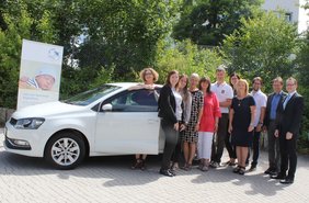Spende (Foto: Christine Allgeyer) Das Team der Harl.e.kin-Nachsorge Regensburg freut sich über einen neuen VW Polo einer Spendengemeinschaft