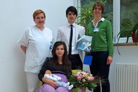Mutter Dina Ispasoiu mit Baby David, Dr. Edith Reuschel, Vater Daniel Ispasoiu und Hebamme Eva Juraschko (v. l.).