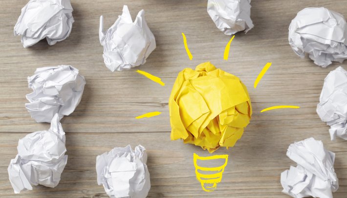 Idee, Konzept (Foto: Bounlow | fotolia.com) Eine Birne und Papierbälle stehen für "Idee, Konzept"