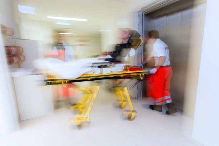 Die Rettungssanitäter bringen einen Notfall ins Krankenhaus