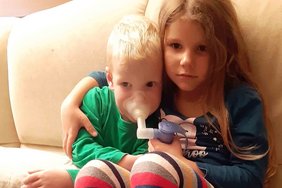 Vinzenz mit seiner großen Schwester beim Inhalieren