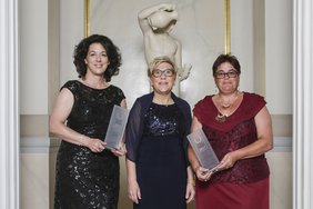 KlinikAward 2017 (Foto: Sebastian Runge) Marketingassistentin Bianca Dotzer, Geschäftsführerin Sabine Beiser und Berufsschulleiterin Marion Laupenmühlen-Schemm nahmen stellvertretend für alle Beteiligten die Auszeichnungen in Berlin entgegen.