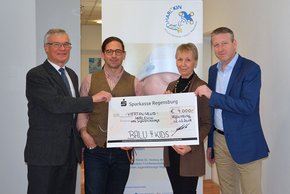 Spende für Harl.e.kin (Foto: Krankenhaus Barmherzige Brüder Regensburg) Für eine gute Zukunft spendete Balu4Kids 4.000 Euro für Harl.e.kin.