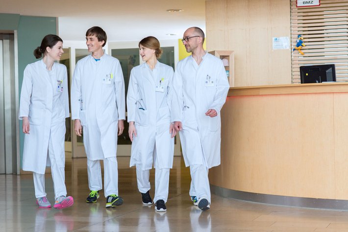 Vor allem jungen Ärzten in der Facharztweiterbildung möchten wir als Partner mit individuellen, interessanten und verlässlichen Entwicklungsperspektiven zur Seite stehen. 