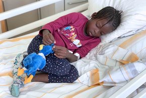 Isatou vor ihrer dringenden Speiseröhren-Operation in der Klinik St. Hedwig (Foto: Stephanie Tschautscher)