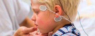 Im Kinder-Schlafzentrum wird ein kleiner Junge an die Geräte zur Aufzeichnung des Schlafes angeschlossen.