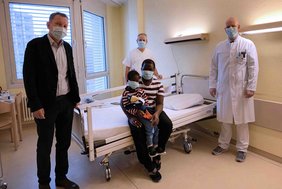 Das Ärzteteam rund um Isatous Speiseröhrenoperation (Foto: Stephanie Tschautscher)
