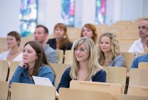 Vorlesung (Foto: Carolin Jacklin) Studentinnen bei einer Vorlesung im Hörsaal