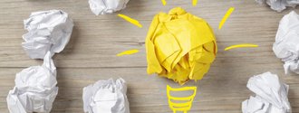 Idee, Konzept (Foto: Bounlow | fotolia.com) Eine Birne und Papierbälle stehen für "Idee, Konzept"