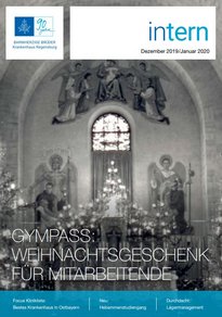 Das Titelbild der intern Dezember 2019/ Januar 2020 zeigt einhistorisches Schwarz-Weiß Bild der Krankenhauskirche St. Pius, die weihnachtlich geschmückt ist.