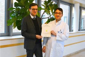 Dr. Andreas Kestler, Geschäftsführer des Krankenhauses und Dr. Andreas Ambrosch, leitender Arzt des Instituts für Labormedizin, Mikrobiologie und Krankenhaushygiene, freuen sich über das Zertifikat Gold der Aktion „Saubere Hände“. 