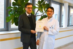 Gold-Zertifikat Saubere Hände (Foto: Barmherzige Brüder Regensburg) Dr. Andreas Kestler, Geschäftsführer des Krankenhauses und Dr. Andreas Ambrosch, leitender Arzt des Instituts für Labormedizin, Mikrobiologie und Krankenhaushygiene, freuen sich über das Zertifikat Gold der Aktion „Saubere Hände“.