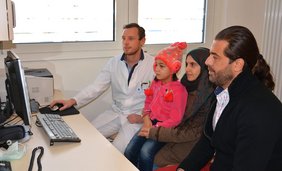 Per Videodolmetscher kommunizieren die Ärzte der Klinik St. Hedwig mit den Flüchtlingen.