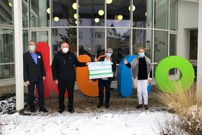 Spendenübergabe zur Silvesterchallenge des Armin Wolf Laufteams (Foto: Klinik St. Hedwig) Spendenübergabe zur Silvesterchallenge des Armin Wolf Laufteams
