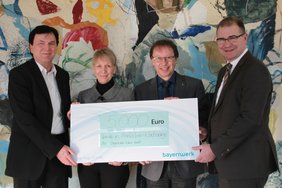 Auf dem Foto sieht man Geschäftsführer Werner Dehmel und Dr. Alexander Fenzl. Sie  überreichen 5000 Euro an Koordinatorin Angelina Ernst und Bertin Abbenhues von der Katholischen Jugendfürsorge 